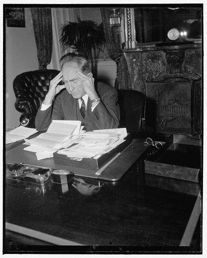 Headaches anew for Speaker. Washington, D.C., Dec. 22. Congressional headaches are again the order for Speaker of the House William B. Bankhead, who is pictured at his desk today following his return to the capital for the opening of Congress on January 3, 12/22/38