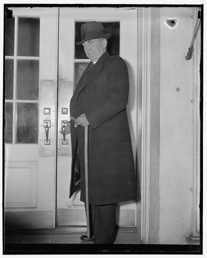 Speaker of House discusses legislative program with President. Washington, D.C., Dec. 22. Speaker of the House William B. Bankhead arriving at the White House today for a conference with President Roosevelt. Upon leaving, Bankhead told newsmen he had discussed with President Roosevelt this session's