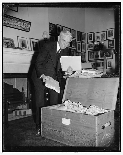 Veteran Kansas Senator moves. Washington, D.C., Dec. 29. Veteran Republican Senator Arthur Capper of Kansas, packing his personal papers preparatory to moving to a new suite of offices in the Senate Office building. The move was by choice, 12/29/38