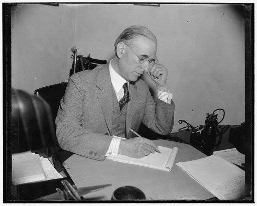 Will introduce new railroad bill at this session. Washington, D.C., Dec. 29. Rep. Clarence F. Lea, Democrat of California, working on the new railroad bill he will introduce at this session of Congress, 12/29/38