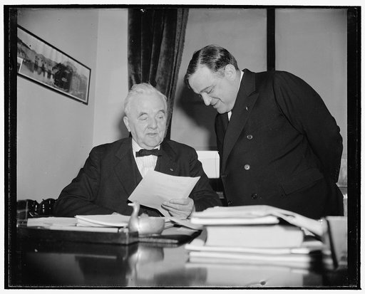 N.Y. Mayor visits Veteran Nebraska Senator. Washington, D.C., Dec. 30. Following a call on Senator George W. Norris of Nebraska today, New York's Mayor Fiorello La Guardia predicted that the new Congress will respond to the progressive demand of the people. Laguardia refused to disclose the details 