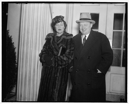 Pennsylvania Governor urges President continue federal spending. Washington, D.C., Dec. 30. After a call on President Roosevelt today with Mrs. Earle, Governor George H. Earle of Pennsylvania told newsmen he urged the President to continue a policy of liberal federal spending, 12/30/38