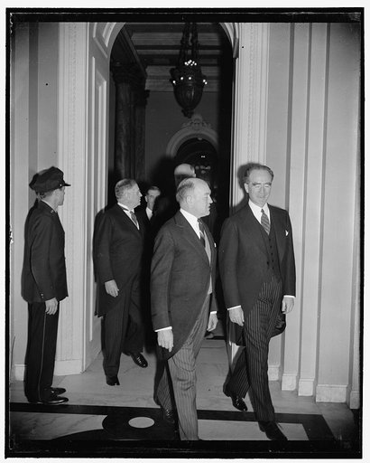 Cabinet arrives to hear President address 76th Congress. Washington, D.C., Jan. 4. Led by Secretary of War Woodring and the new Attorney General Frank Murphy, members of the cabinet are pictured arriving at the House chamber today to hear President Roosevelt address the 76th Congress