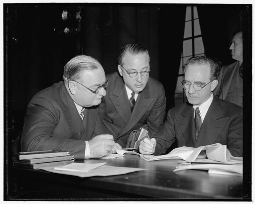 Murphy discusses point of statement with aides before hearing today. Washington, D.C., Jan. 13. Joseph Keenan, Edward Kemp, and Attorney General Murphy as they had a final discussion over the latter's statement just before the hearings this afternoon on Murphy's part in Michigan's famous sit-down st
