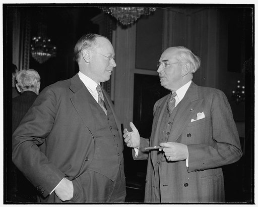 A tip to a youngster. Washington, D.C., Jan. 17. Senator Robert Taft from Ohio today asked the advice of old timer Senator Arthur Vandenberg from Michigan upon certain matters. Senator Taft is a newcomer to Congress this year and is following advice given by those who 'know the ropes,' 1/17/39