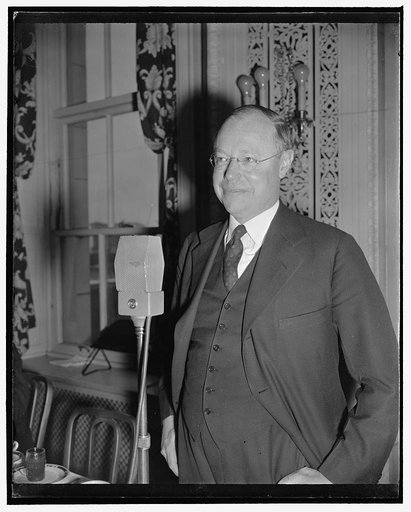 New Ohio Senator speaks to press club. Washington, D.C., Jan. 19. Senator Robert A. Taft, Republican Senator from Ohio, today spoke off the record to the Luncheon meeting of the Washington Press Club. Senator Taft is one of the new faces on Capitol Hill, 1/19/39