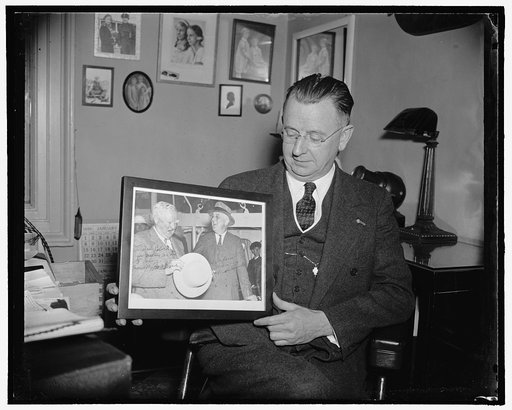 President takes dig at Vice President. Washington, D.C., Jan. 26. Dr. George Calvert, official physician for members of congress, holds a picture with two treasured autographs. Vice President Garner wrote "To Doc. Calvert--for making me try to behave." President Roosevelt added "To Doc. Calvert--kee