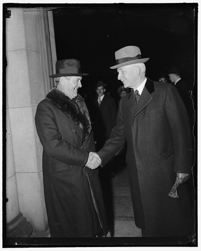Hull welcomes Brazilian Foreign Minister. Washington, D.C., Feb. 9. Foreign Minister Oswaldo Aranha of Brazil is welcomed by Secretary of State Cordell Hull on his arrival at Union Station today. Minister Aranha is in the Capitol to discuss defense and trade with President Roosevelt and other U.S. o