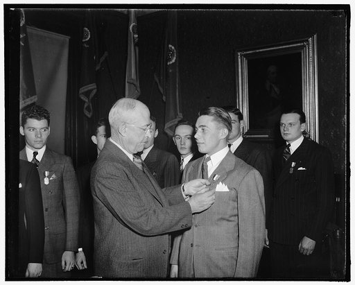 Receives Pershing medal. Washington, D.C., Feb. 16. Outstanding trainees of the Citizens' Military training camps of 1938 arrived in Washington today to receive the General John J. Pershing Medal for distinguished attainment in Military Education. Chief of Staff Malin Craig is pictured pinning one o