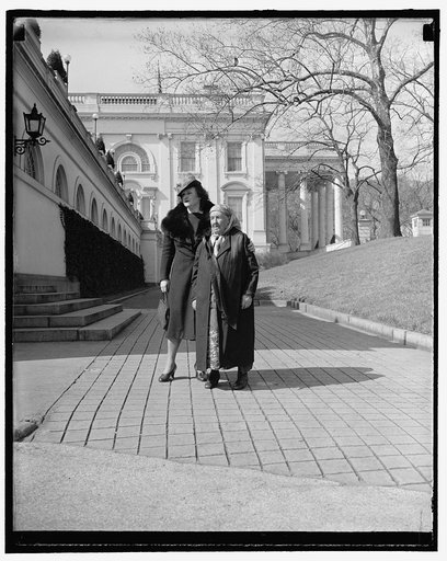 Unidentified people at White House, Washington, D.C.