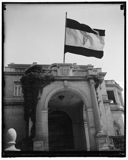 Franco's flag flies over Spanish Embassy in Washington for first time. Washington, D.C., April 4. The flag of the Nationalist government flying over the Spanish Embassy here for the first time since the Franco Regime was recognized by the United States. 4-4-39