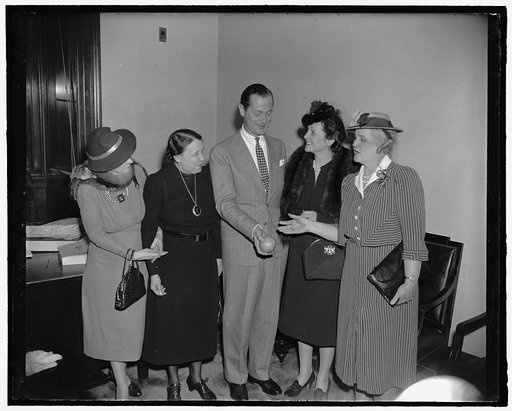 Screen star thrills senate ladies. Washington, D.C., April 4. Robert Montgomery, screen star, unexpectedly dropped into the Senate Ladies luncheon at the Capitol today where he was given a royal welcome by the congressional wives. The picture might indicate it was a publicity stunt for Florida as Mr
