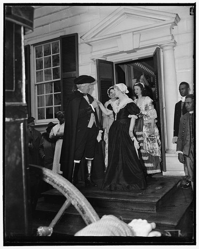 Washington leaves home at Mt. Vernon for first inaugural. Mt. Vernon, Va. April 16. 'George Washington' is bid a fond adieu by his wife 'Martha' as he leaves his home today for New York City to repeat his first inaugural [à] of 150 years ago. Washington, portrayed by Denys Wortman, is traveling by a