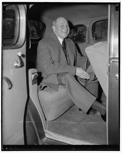 Former NRA coordinator discusses oil seizures with Roosevelt. Washington, D.C., April 18. Donald R. Richberg, former NRA coordinator and now an oil company negotiator in an attempt to straighten out the problems involved in the Mexican seizures of American oil properties. He said that his visit was 