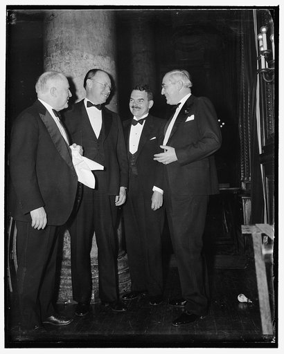 1940 G.O.P. hopefuls? Washington, D.C., April 21. The American Society of Newspaper Editors dinner at the Willard Hotel commanded a goodly crop of 40 possibilities, and here a few on the GOP side talk it over with William Allen White, Emporia, Kansas, Editor and President of the Society. Left to rig