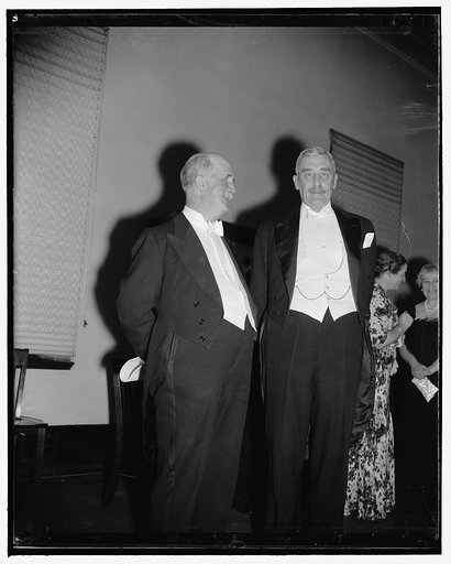 British Ambassador and noted physicist. Washington, D.C., April 26. Sir William Bragg, Nobel Prize winner in Physics and Sir Ronald Lindsay, British Ambassador to the U.S., photographed at the meeting of the National Academy of Sciences here at which Sir William Bragg was a principal lecturer