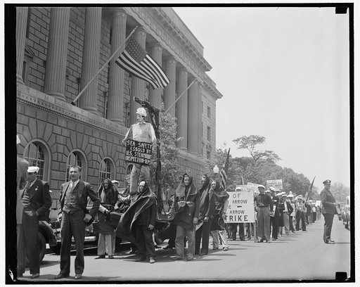 Maritime Union pickets U.S. Dept. of Commerce. Washington, D.C., May 17. More than 500 members of the National Maritime Union picketed the U.S. Commerce Department Building today in protest against what they said was indiscriminate issuance of seaman's certificates. Patrick D. Whalen, Chairman of th