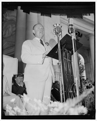 Ohio's hope for presidency pays tribute to war dead at Memorial Day rites. Washington, D.C., May 30. With Washington leading the nation in observance of Memorial Day, and Arlington National Cemetery where the body of the unknown soldier lies being the center of activity today, Sen. Robert Taft, repu