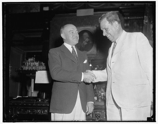War Secretary welcomes Brazil's Chief of Staff. Washington, D.C., June 22. Secretary of War Harry H. Woodring warmly greets General Pedro Aurelio Goes Monteiro, Chief of Staff of the Brazilian Army, as they met today at the War Department