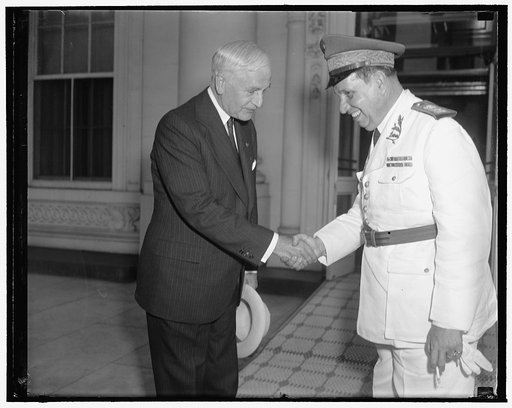 Hull bids goodbye to Brazilian Chief of Staff. Washington, D.C., June 22. Secretary of State Cordell Hull bids goodbye to General Pedro Aurelia Goes Monteiro, Brazilian Chief of Staff, as both leave the White House today after a luncheon given in honor of the Brazilian general by President Roosevelt