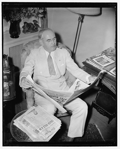 Keeps abreast of the news. Washington, D.C., July 17. Republican Senator Arthur H. Vandenberg, of Michigan, keeps his hand on the pulse of the nation through the newspapers. He wades through piles of them as he relaxes at home during the evening
