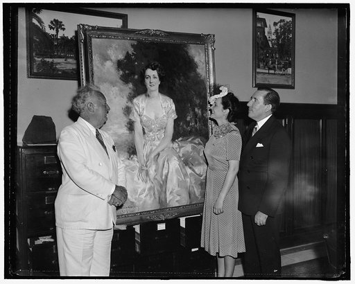 ...] portrait of wife of [...] Washington, D.C., July 24. Senator and Mrs. Claude Pepper right, of Florida. Viewing a finished portrait of Mrs. Pepper by Howard Chandler Christy, left, at the [...
