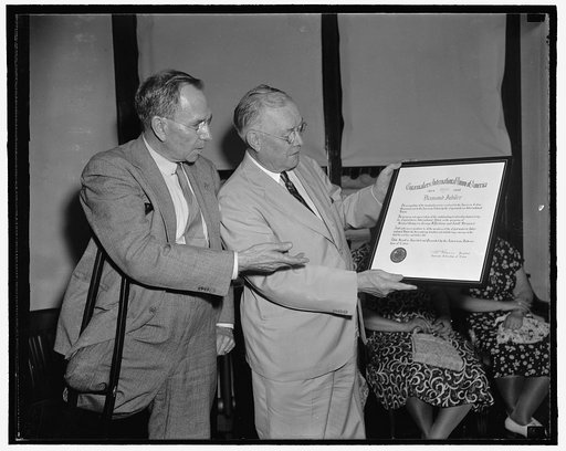 A.F. of L. Head presents scroll to president of cigar makers union. Washington, D.C., July 27. William Green, President of the American Federation of Labor, today presented to R.E. Van Horn, President of the Cigar Makers Union, and illuminated scroll in recognition of the 75th anniversary of the uni