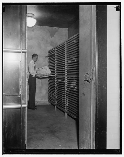 National Archives. Washington, D.C., Nov. 22. This phase of the work is known as the humidifying chamber. Papers are left in here in trays and the air remains moist at all times to dampen the papers