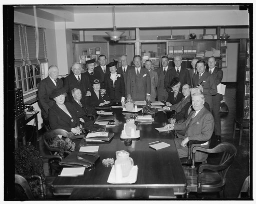 Republican leaders express sentiment for late national convention at Washington meeting. Washington, D.C., Dec. 7. Republican Party leaders and members of the Executive Committee of the Republican National Committee met today to discuss presidential campaign problems and consider an embarrassing def