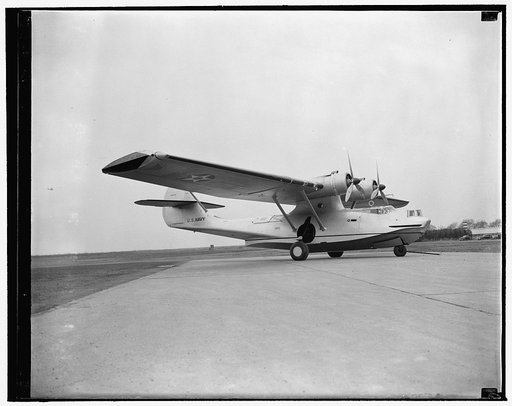 Navy's new 'mystery' plane. Washington, D.C., Dec. 18. The U.S. Navy's giant amphibian patrol ship which has arrived in the Capital from Florida. The huge plane was built secretly by the Consolidated Aircraft Corporation at San Diego, Calif. Of the high-wing type, the amphibian has a spread of 104 f