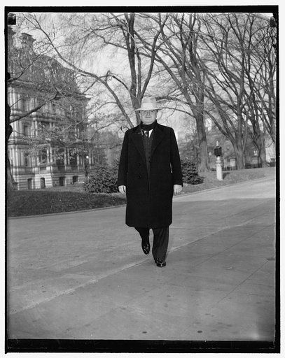 CIO Head calls on president. Washington, D.C., Dec. 19. CIO President John L. Lewis arriving at the White House today where he conferred for 20 minutes with President Roosevelt, he refused to discuss with reporters the nature of his visit but did say, however, that he as there at the president's inv