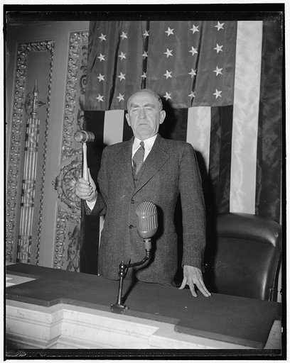 House Speaker ready for opening. Washington, D.C., Jan. 2. Speaker of the House William B. Bankhead took a few practice swings with his gavel today for the benefit of photographers. It is the same gavel he will use when calls the House to order tomorrow when the third session of the 76th Congress co