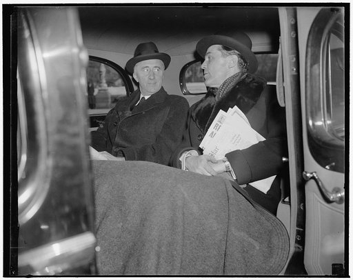 Veteran Virginia Senator marches to House to hear President Roosevelt. Washington, D.C., Jan. 3. Senator Carter Glass, veteran democrat from Virginia, flanked by Senator John Miller, right, of Arkansas, and Senator Theodore Green, left, of Rhode Island, marches to House Chamber to hear President Roo