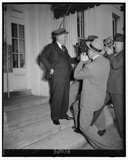 Alf Landon, Repub. nominee for presidency in 1936, facing a battery of cameras when he arrived at White House for luncheon conference with Pres. Roosevelt