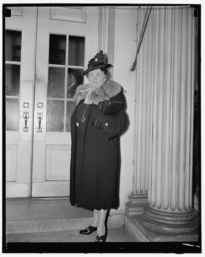 Woman member of president's new Advisory Defense Commission. Washington, D.C., May 30. Among the first to arrive for the meeting of the newly created Advisory Defense Commission with President Roosevelt was Miss Harriet Elliott, Dean of Women of the University of North Carolina
