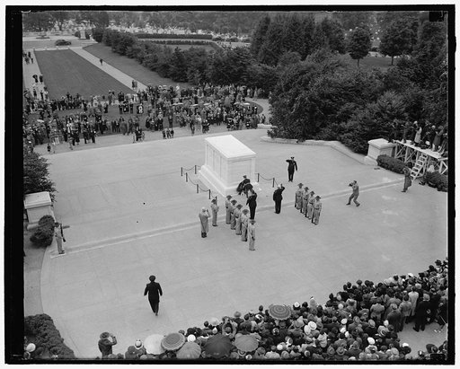 President's wreath placed at Tomb of America's Unknown Soldier. Washington, D.C., May 30. Scene at Arlington National Cemetery today as Maj. Horace B. Smith, White House Military Aide, placed President Roosevelt's wreath at the Tomb of America's Unknown Soldier. Memorial Day found the President meet