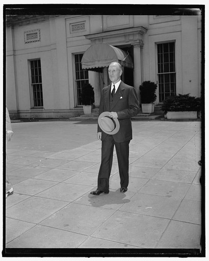 Governor Lloyd Stark visits the White House. Washington, D.C., June 7. Governor Lloyd Stark of Missouri, pictured as he left the White House today after a visit with the President. Mr. Stark said he reported in detail to Mr. Roosevelt on the actions of the recent Governor's conference and talked ove