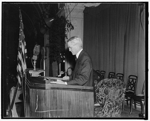 Senator addresses Jewish Congress. Washington, D.C., Nov. 29. Senator Capper, Republican of Kansas, speaking before the American Jewish Congress during its two-day meeting here at the Willard Hotel. In his address, Senator Capper spoke strongly in favor of the bill now pending in Congress making it 