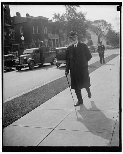 Arrives for Supreme Court Session. Washington, D.C., Oct. 11. Associate Justice George Sutherland of the United States Supreme Court arriving for today's session of the Court, 10/11/37