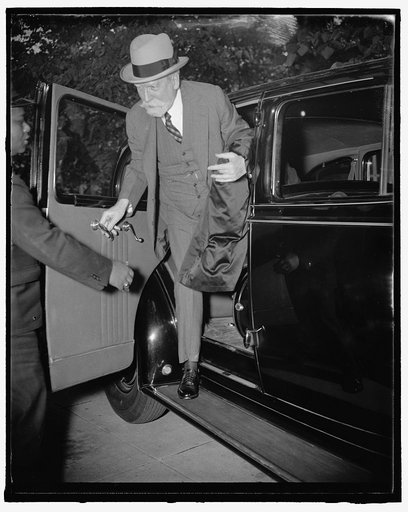 Chief Justice Hughes returns home. Washington, D.C., Sept. 21. Chief Justice Charles Evans Hughes returned hurriedly to Washington today from a three month vacation in New Hampshire and Quebec. His first task [will] be presiding over the participating in the annual [...] of senior circuit court Judg