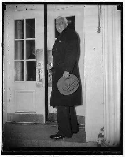 McNutt sees President Roosevelt. Washington, D.C., Feb. 24. High Commissioner to the Philippines, Paul McNutt, arriving at the White House today where he presented to President Roosevelt first-hand information on the Far Eastern situation. On leaving McNutt said he gave the Chief Executive a report 