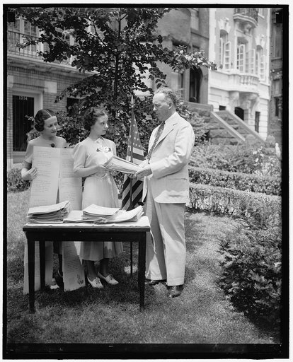 Washington, D.C., June 25. Cincinnati school children report 35,539 American Elms for the honor roll of the American Tree Association to mark the sesquicentennial of the framing of the constitution. Prof. Chester L. Miller of the Garfield School, and chairman of the Cincinnati City Beautiful Committ