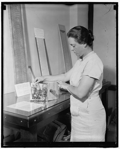Photoelectric ray to determine flying ceiling. Washington, D.C., June 15. To permit a ground observer to determine at what height flying is safe during days of fog and heavy overcast, Miss Elizabeth M. Zandonini, of the Radio Section staff of the Bureau of Standards, is shown with the balloon transm