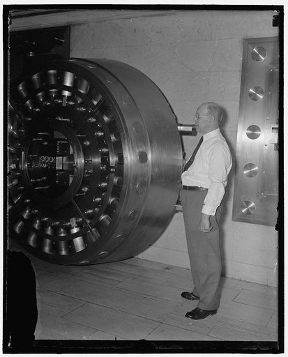 Famous handshaker in new role. Washington, D.C., Sept. 9. After greeting precallers at the White House executive office last 36 years, Lieut. Ernest M. Lar[...] has retired and accepted a post in charge [...] deposit vaults for a local bank. 'Larry' has probably greeted more famous people than any o
