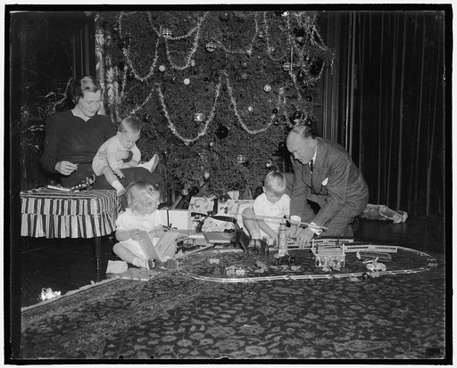 Cabinet youngsters enjoy Christmas. Washington, D.C., Dec. 24. The only cabinet youngsters, Cooper Coolidge, Marcus, and Melissa, sons and daughter of the Secretary of War and Mrs. Harry H. Woodring, were up bright and early to enjoy their Christmas tree with their parents