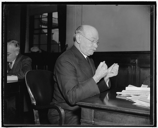 Says profits should be distributed in pay envelopes. Washington, D.C., Dec. 7. H.J. Tily, president of the Strawbridge and Clothier Co., of Philadelphia, who told the Senate Committee Investigating Profit Sharing that the only practical system of profit sharing lay in 'a fat pay envelope.' He attack