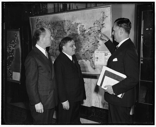 New York Mayor attends National Aviation Forum. Washington, D.C., Feb. 21. New York Mayor Fiorello La Guardia in a speech today before the National Aviation Forum cautioned against 'log rolling' [...] congressional consideration of national defense[?] bases included in the federal airport program. L