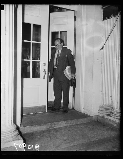 Former NRA Economist sees President, Washington, D.C., Aug. 10. Alexander Sachs, former Blue Eagle Economist at the White House today after a long conference with President Roosevelt. He declined to reveal the subject of their talk