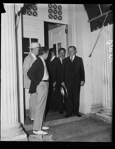 Republican Mayor of Philadelphia tells Chief Executive desire to cooperate, Washington, D.C. Aug.12. Republican Mayor S. Davis Wilson, of Philadelphia, talking to newspapermen at the White House today following a conference with President Roosevelt. At the same time he told President Roosevelt of hi