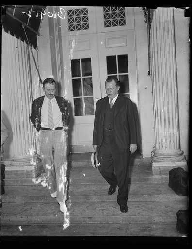Republican Mayor of Philadelphia tells Chief Executive desire to cooperate, Washington, D.C. Aug.12. Republican Mayor S. Davis Wilson, of Philadelphia, talking to newspapermen at the White House today following a conference with Pr